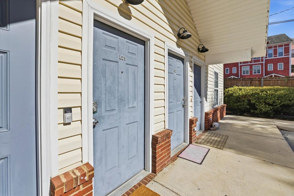 Image 2 of property listing at 990 W Brevard St Apt 421, Tallahassee, FL 32304