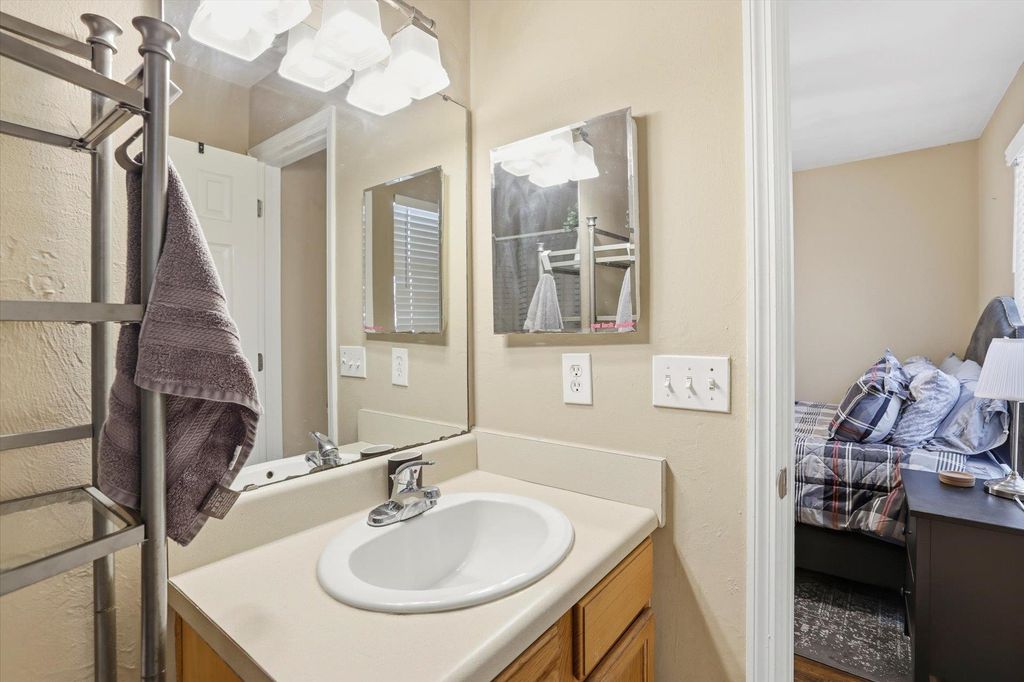 Image 20 of property listing at 990 W Brevard St Apt 421, Tallahassee, FL 32304