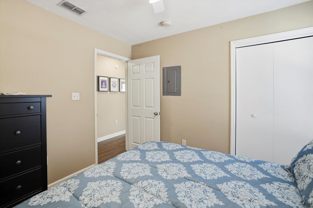 Image 23 of property listing at 990 W Brevard St Apt 421, Tallahassee, FL 32304