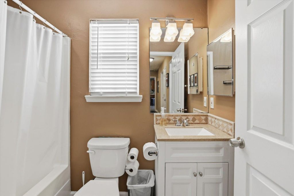 Image 26 of property listing at 990 W Brevard St Apt 421, Tallahassee, FL 32304
