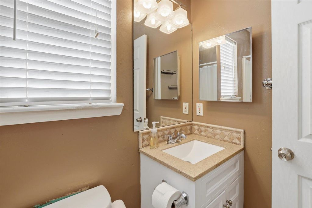 Image 27 of property listing at 990 W Brevard St Apt 421, Tallahassee, FL 32304