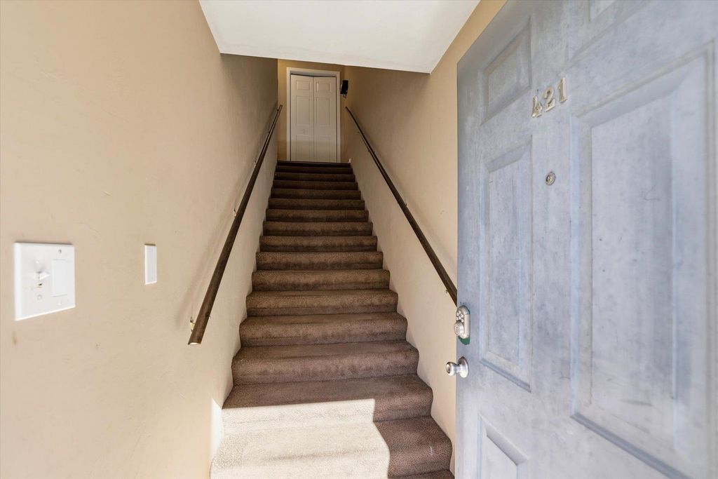 Image 3 of property listing at 990 W Brevard St Apt 421, Tallahassee, FL 32304