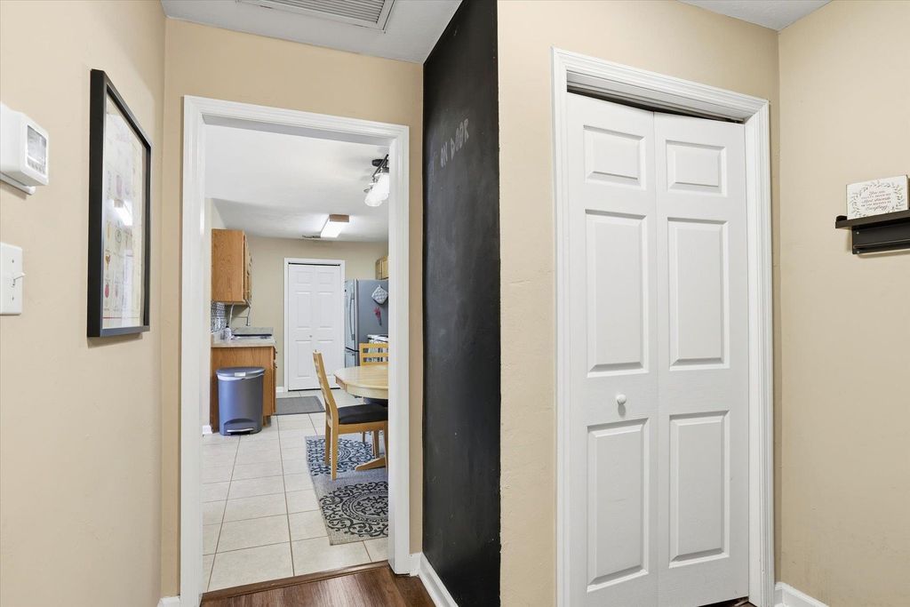 Image 4 of property listing at 990 W Brevard St Apt 421, Tallahassee, FL 32304