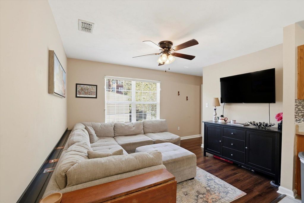 Image 5 of property listing at 990 W Brevard St Apt 421, Tallahassee, FL 32304