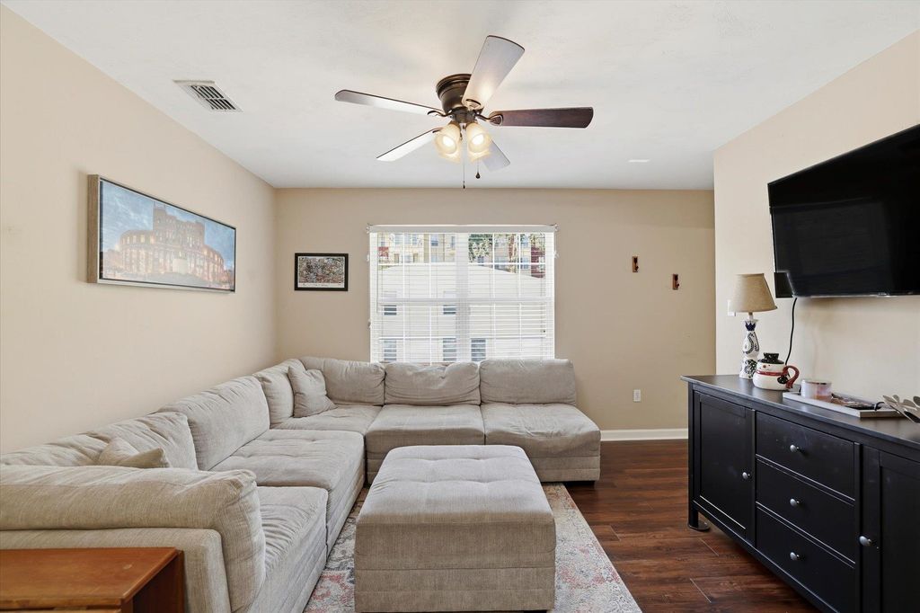 Image 6 of property listing at 990 W Brevard St Apt 421, Tallahassee, FL 32304