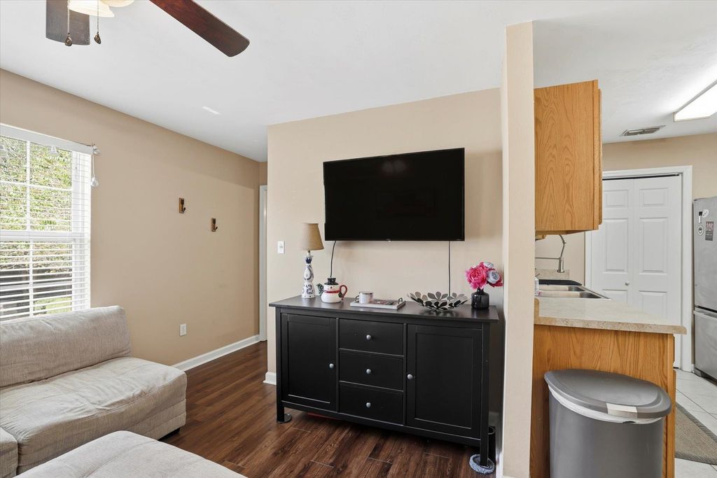 Image 8 of property listing at 990 W Brevard St Apt 421, Tallahassee, FL 32304