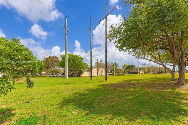 7825 SW 103rd Pl, Miami, FL 33173