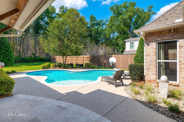 435 Oakwood Trace Court, Shreveport, LA 71106