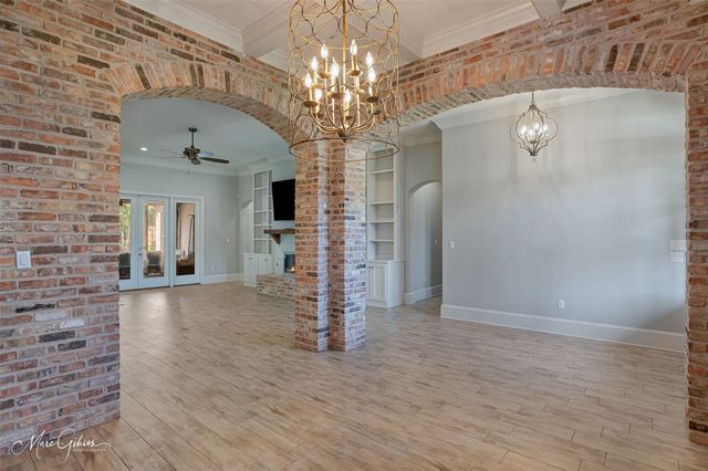 435 Oakwood Trace Court, Shreveport, LA 71106