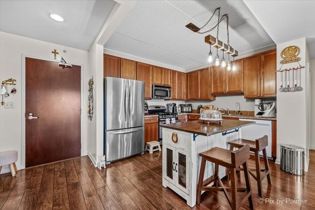 125 Lakeview Drive 403, Bloomingdale, IL 60108