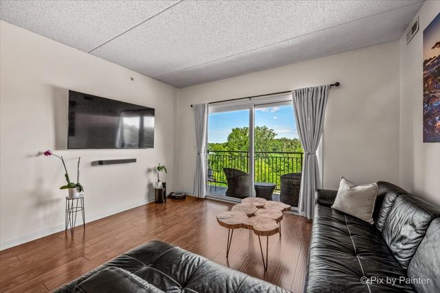 125 Lakeview Drive 403, Bloomingdale, IL 60108