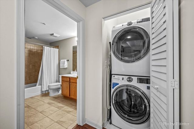 125 Lakeview Drive 403, Bloomingdale, IL 60108