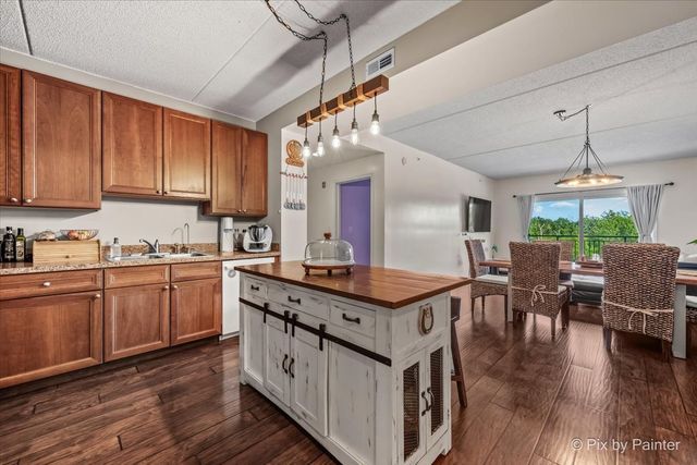 125 Lakeview Drive 403, Bloomingdale, IL 60108
