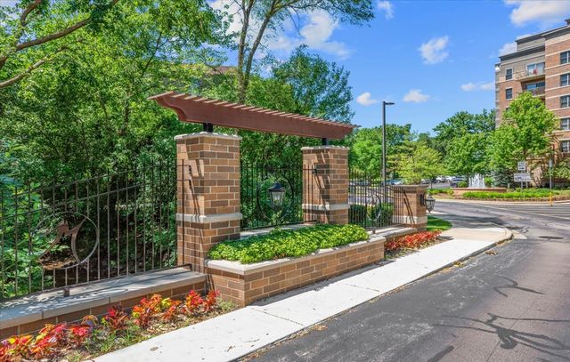 125 Lakeview Drive 403, Bloomingdale, IL 60108