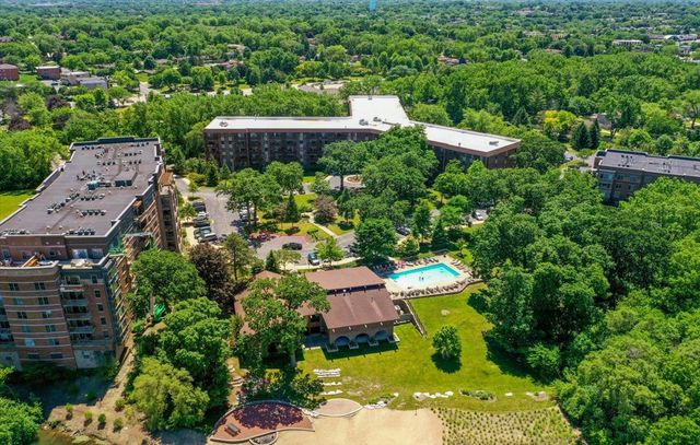 125 Lakeview Drive 403, Bloomingdale, IL 60108
