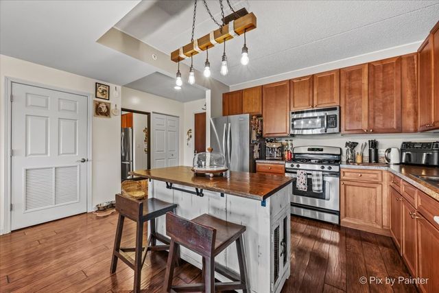 125 Lakeview Drive 403, Bloomingdale, IL 60108