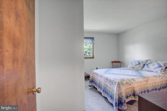 1009 WILLOWBROOK DR, Chambersburg, PA 17202