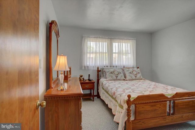 1009 WILLOWBROOK DR, Chambersburg, PA 17202