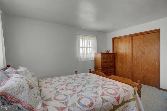 1009 WILLOWBROOK DR, Chambersburg, PA 17202