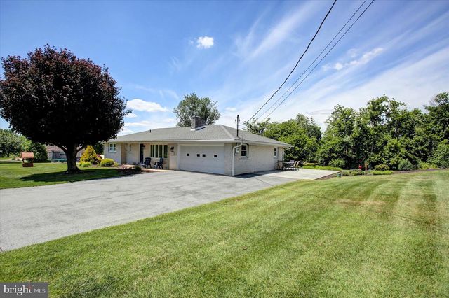 1009 WILLOWBROOK DR, Chambersburg, PA 17202
