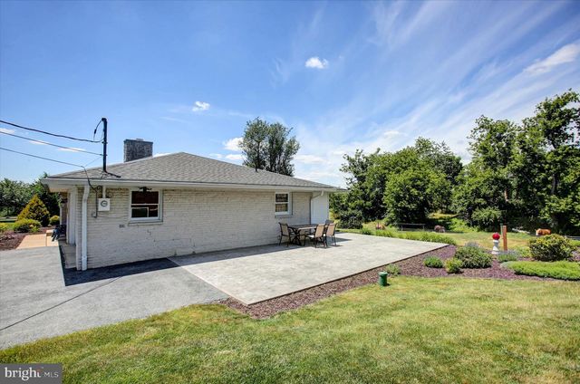 1009 WILLOWBROOK DR, Chambersburg, PA 17202