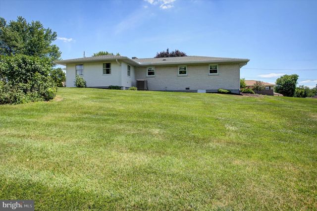 1009 WILLOWBROOK DR, Chambersburg, PA 17202