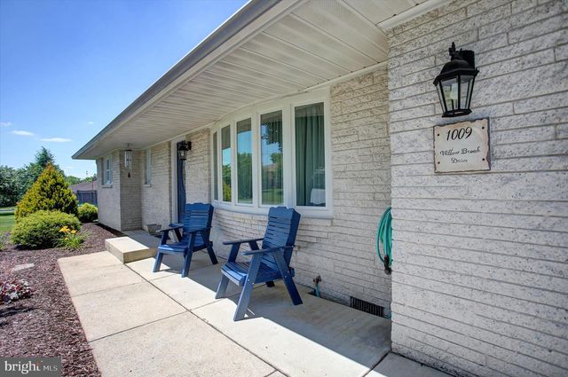 1009 WILLOWBROOK DR, Chambersburg, PA 17202