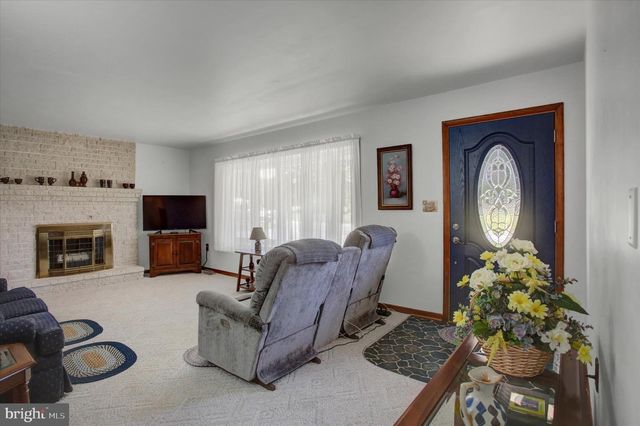1009 WILLOWBROOK DR, Chambersburg, PA 17202