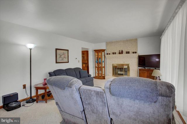 1009 WILLOWBROOK DR, Chambersburg, PA 17202