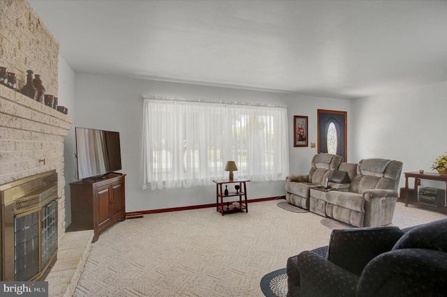 1009 WILLOWBROOK DR, Chambersburg, PA 17202