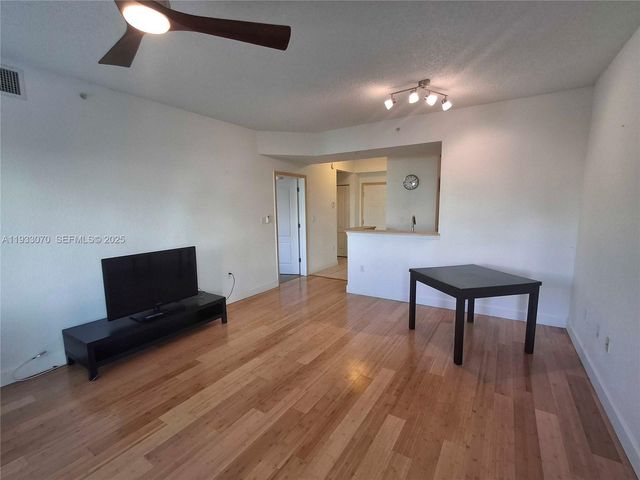 6001 SW 70th St 542, South Miami, FL 33143