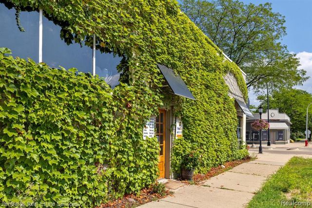 1300 Maryland, Grosse Pointe Park, MI 48230