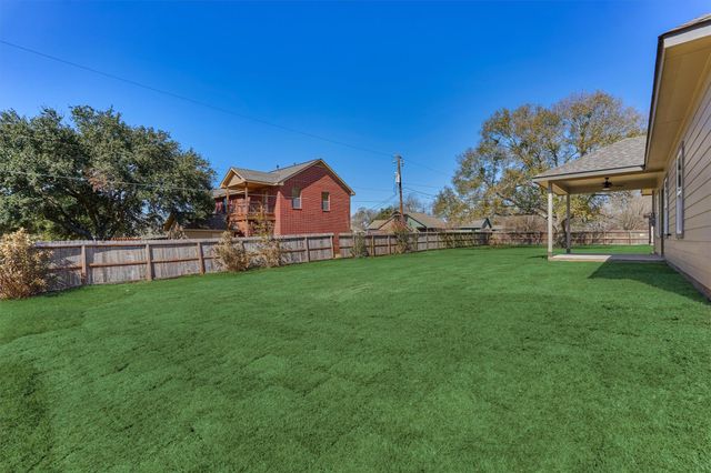 10473 Valley Drive N, Willis, TX 77318