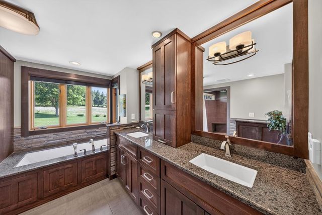 5185 Meadow Crossing Road SW, Rochester, MN 55902