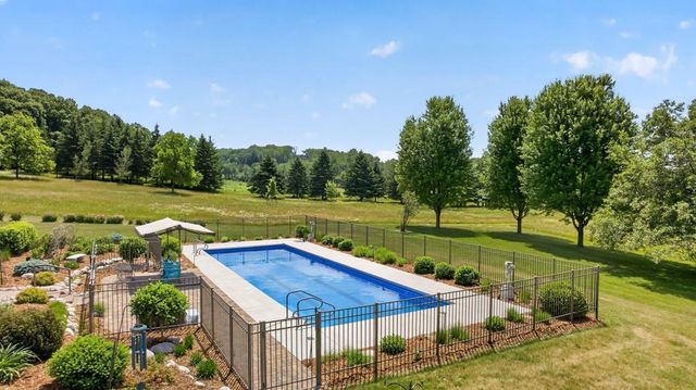 5185 Meadow Crossing Road SW, Rochester, MN 55902