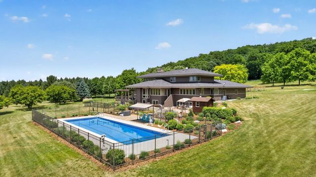5185 Meadow Crossing Road SW, Rochester, MN 55902
