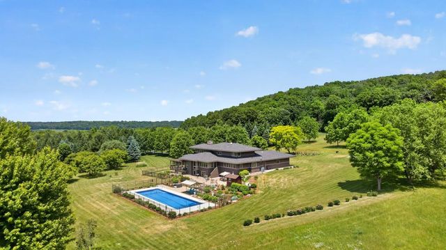 5185 Meadow Crossing Road SW, Rochester, MN 55902