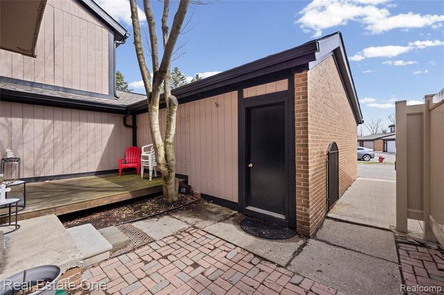 5226 Brett Court, West Bloomfield, MI 48322