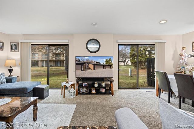 5226 Brett Court, West Bloomfield, MI 48322