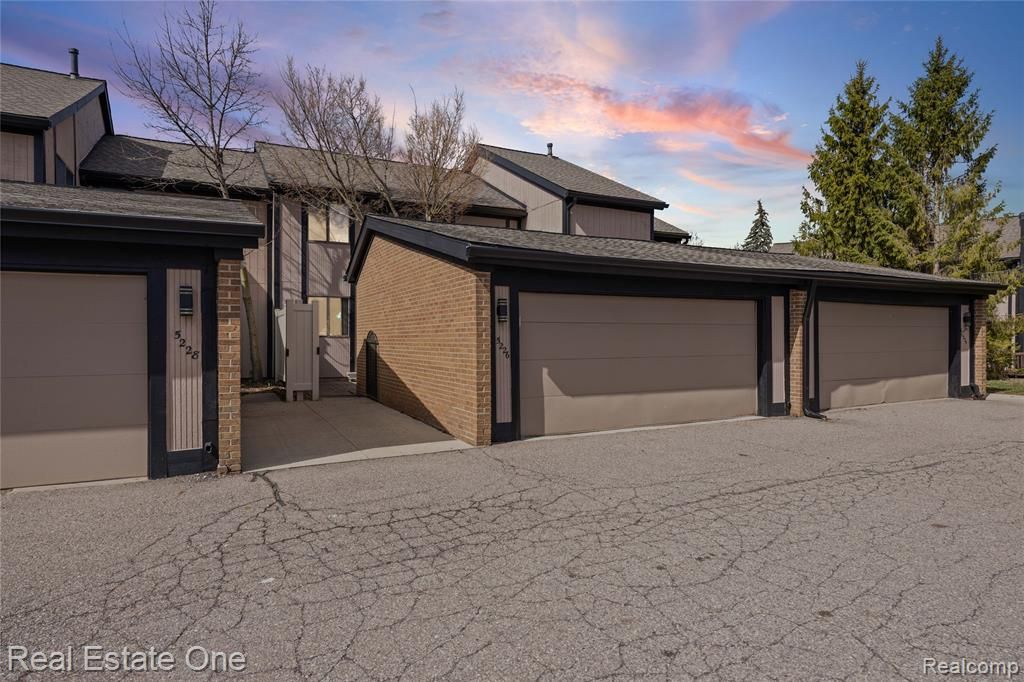 5226 Brett Court, West Bloomfield, MI 48322