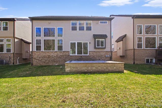 4817 W Stonegate Circle, Lake Orion, MI 48359