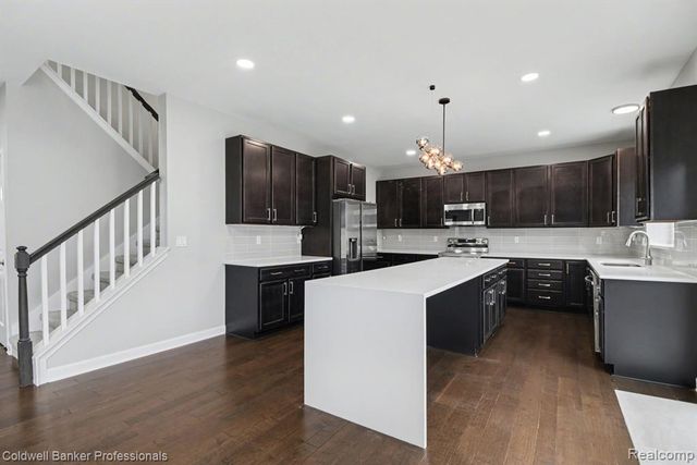 4817 W Stonegate Circle, Lake Orion, MI 48359