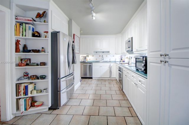 9929 NW 49th Ter, Doral, FL 33178