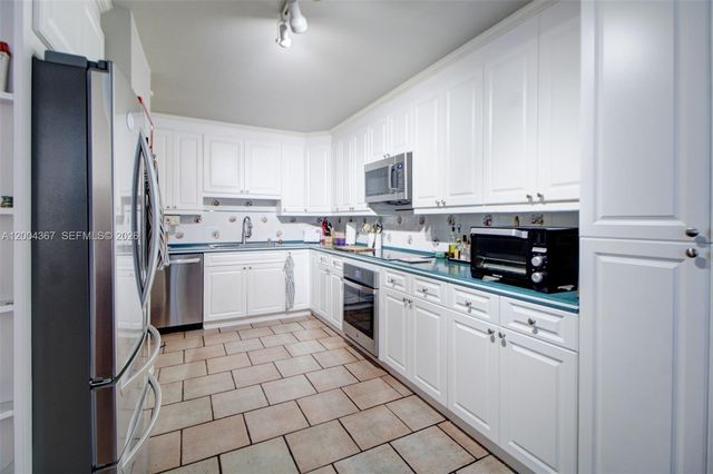 9929 NW 49th Ter, Doral, FL 33178