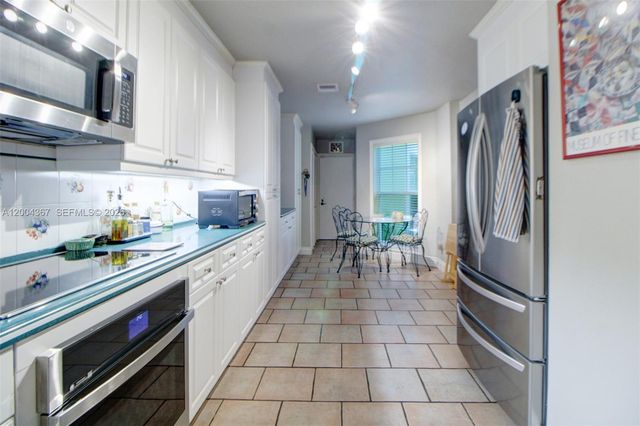9929 NW 49th Ter, Doral, FL 33178