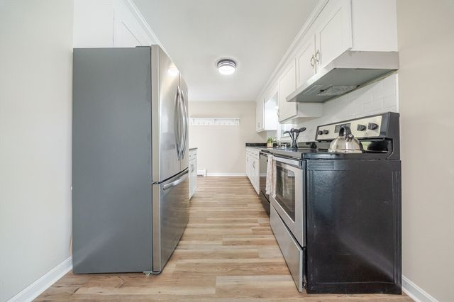 20 Meadowbrook Dr, Easthampton, MA 01027
