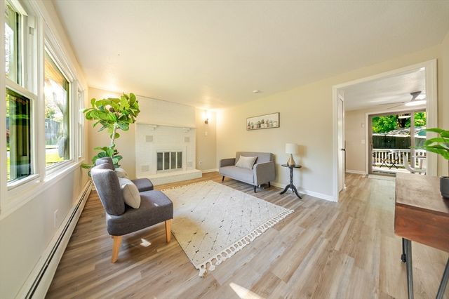 20 Meadowbrook Dr, Easthampton, MA 01027