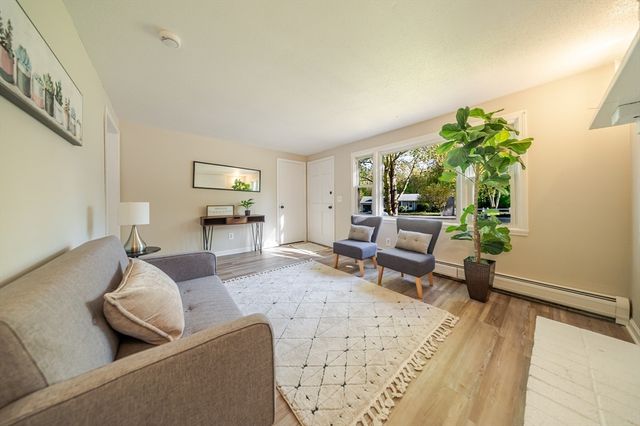 20 Meadowbrook Dr, Easthampton, MA 01027