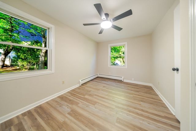 20 Meadowbrook Dr, Easthampton, MA 01027