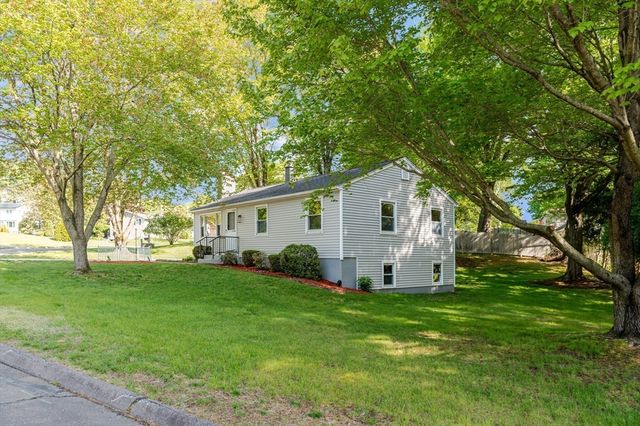 20 Meadowbrook Dr, Easthampton, MA 01027